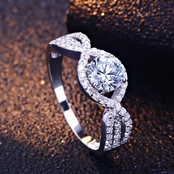 ✨Twisted Sparkling Ring✨18K White Gold✨ - Picture 3 of 5